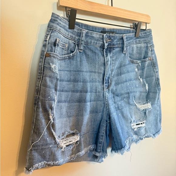 Judy Blue • High Rise Medium‎ Wash Distressed Casual Jean Short Sz 30 Frayed - Picture 2 of 11